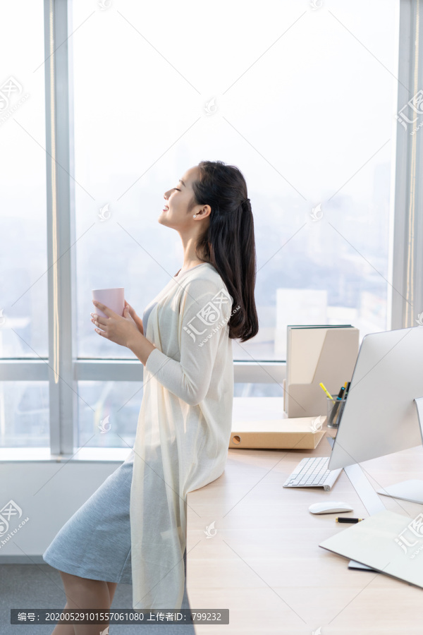年轻女子休闲办公