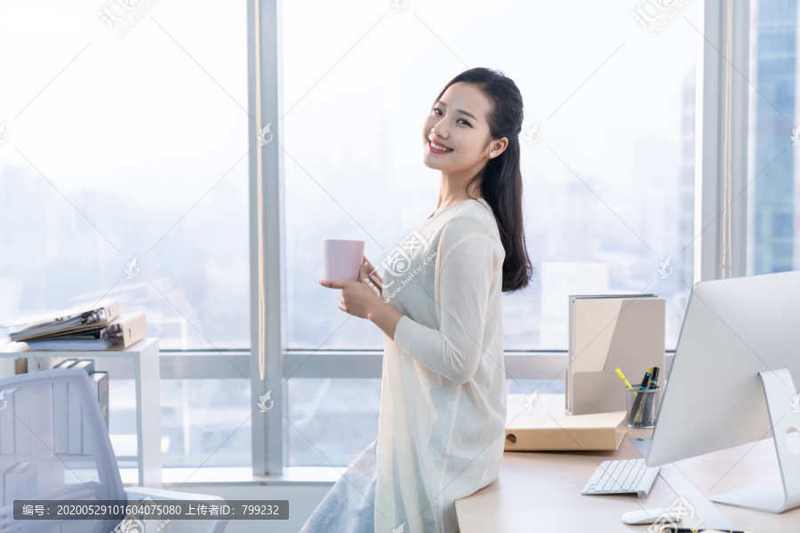 年轻女子休闲办公