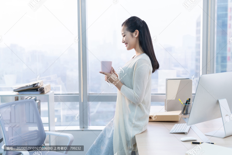 年轻女子休闲办公
