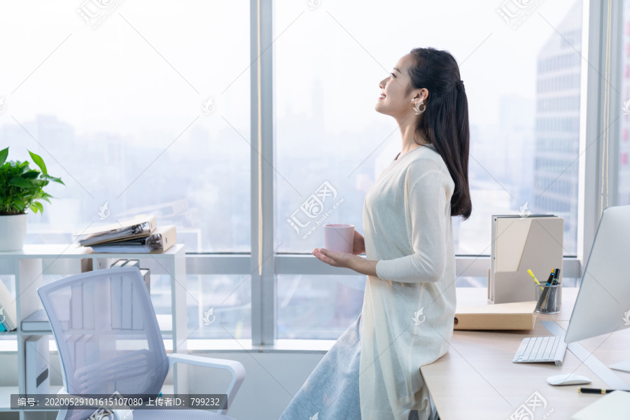 年轻女子休闲办公
