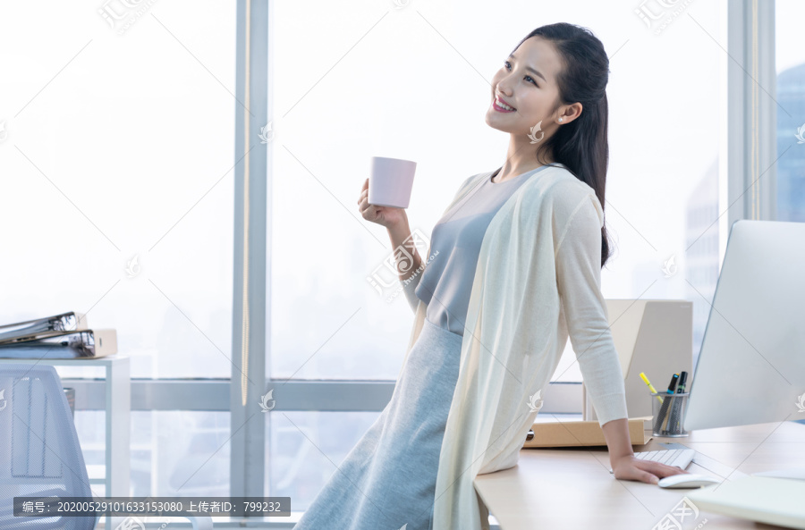 年轻女子休闲办公
