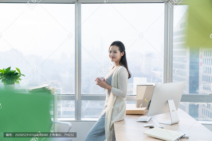 年轻女子休闲办公