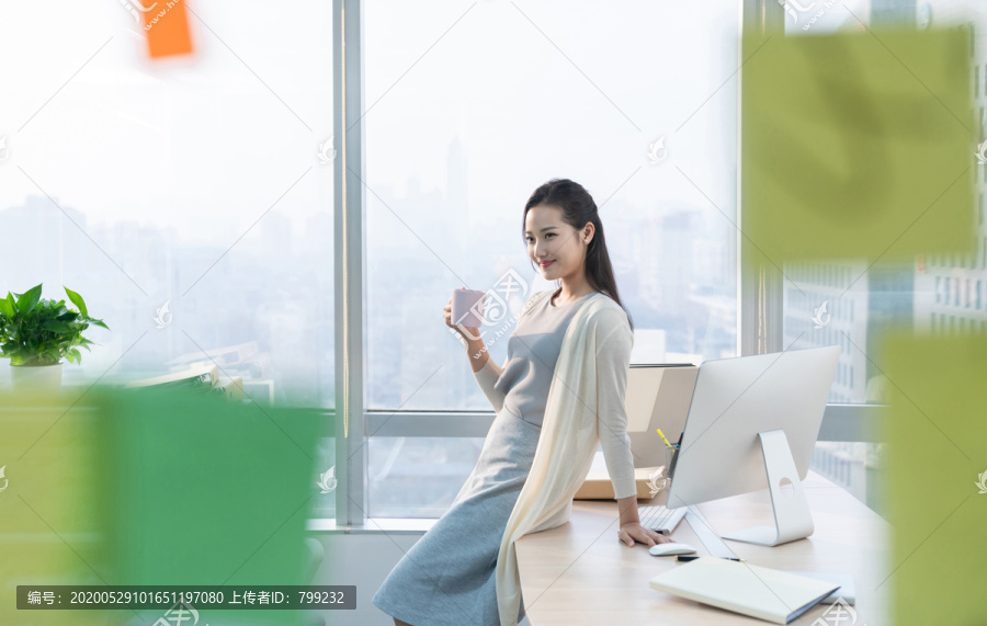 年轻女子休闲办公