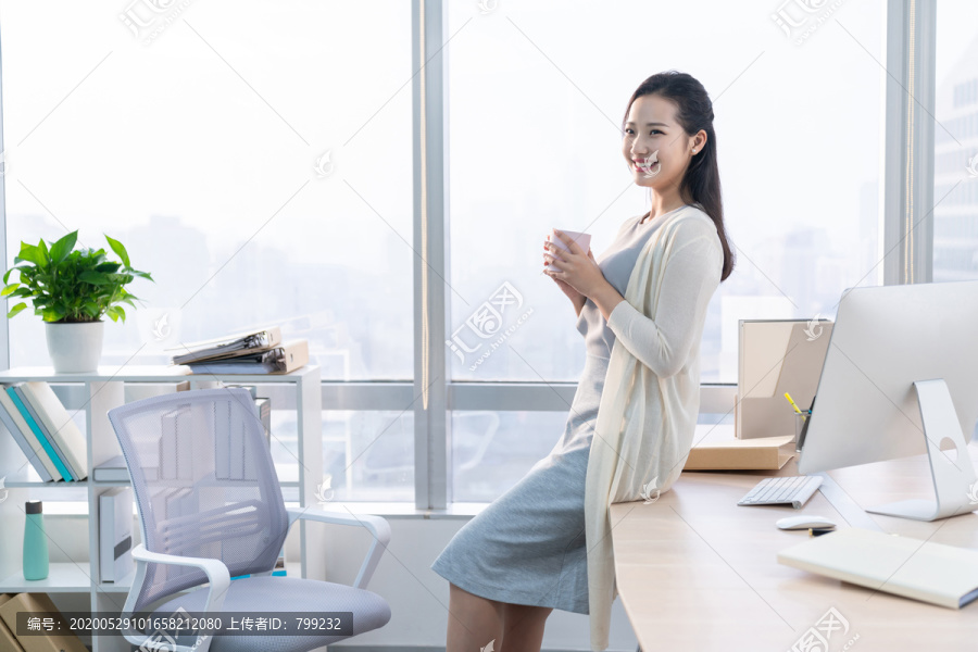 年轻女子休闲办公