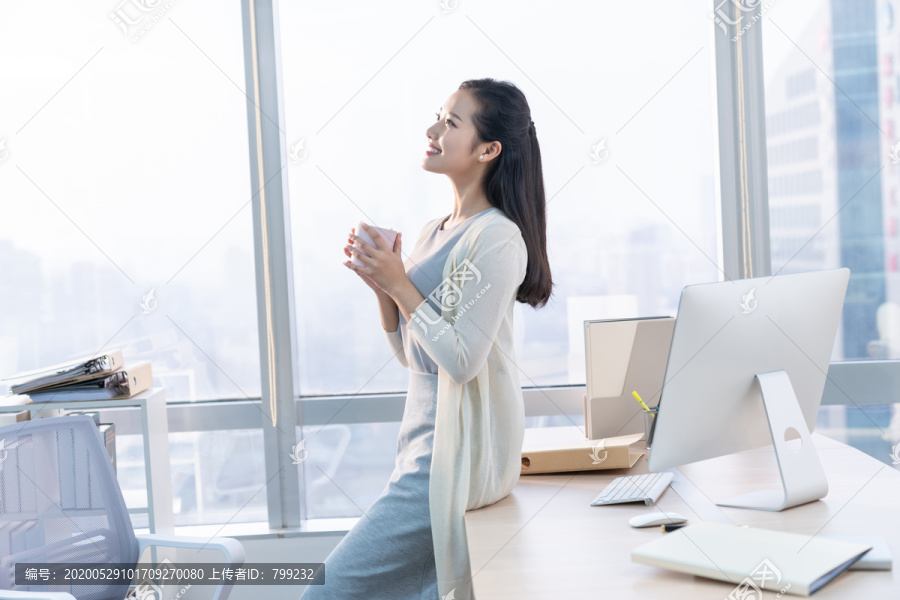 年轻女子休闲办公