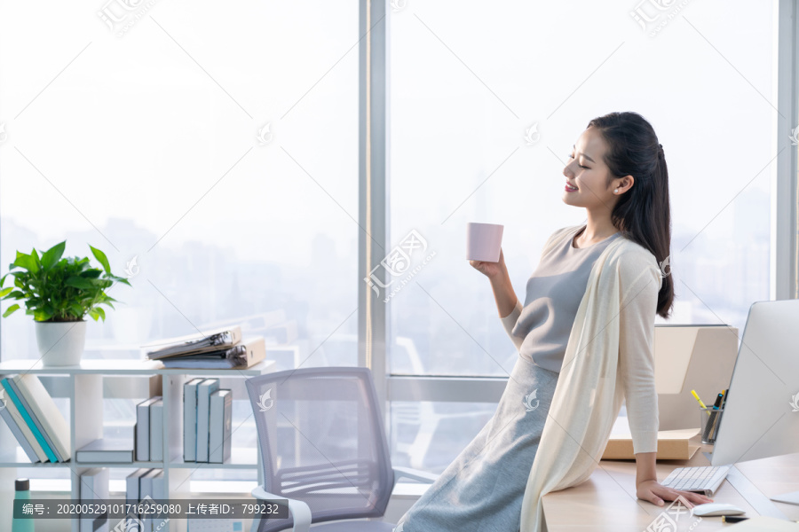 年轻女子休闲办公