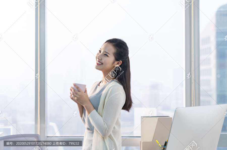 年轻女子休闲办公