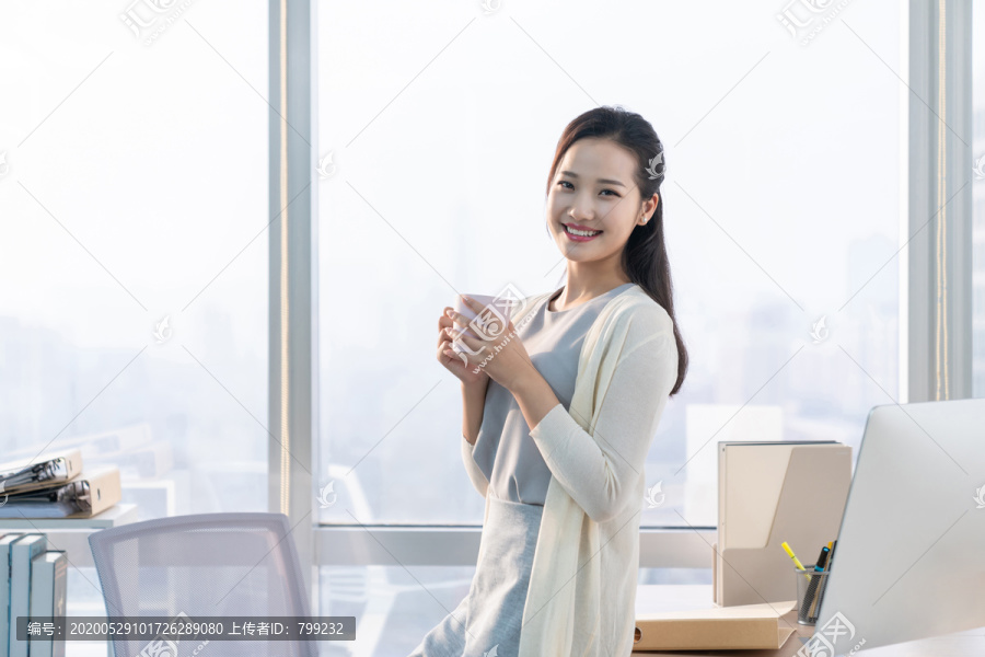 年轻女子休闲办公