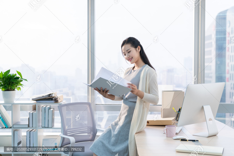 年轻女子休闲办公