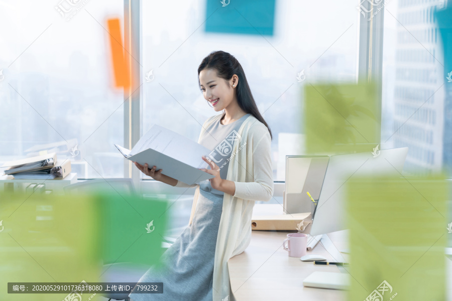 年轻女子休闲办公