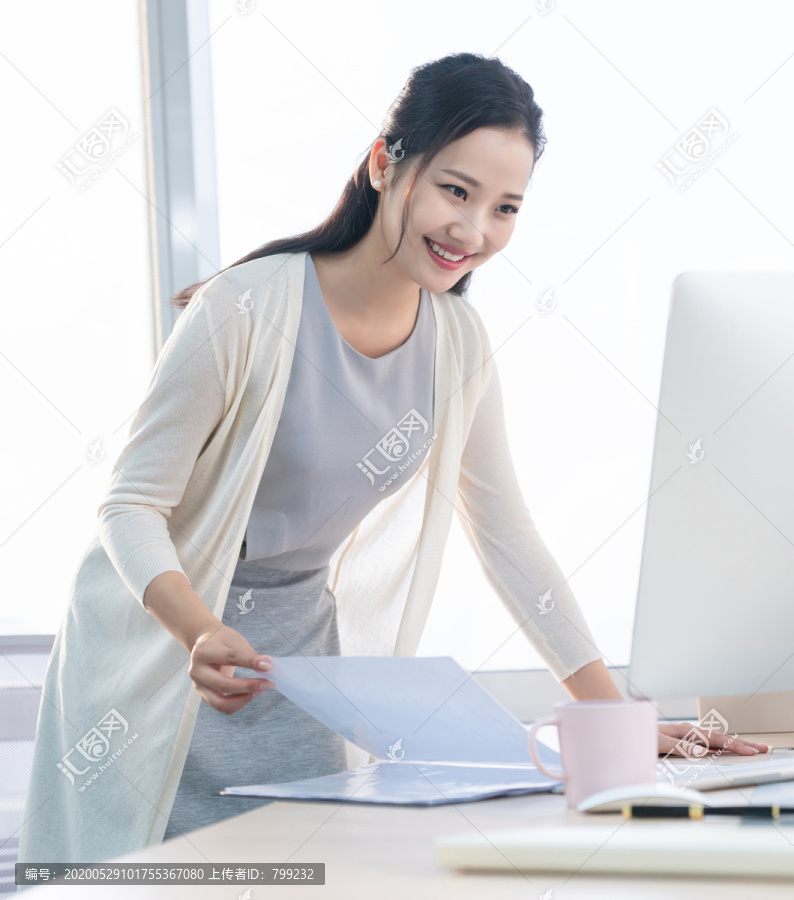 年轻女子休闲办公