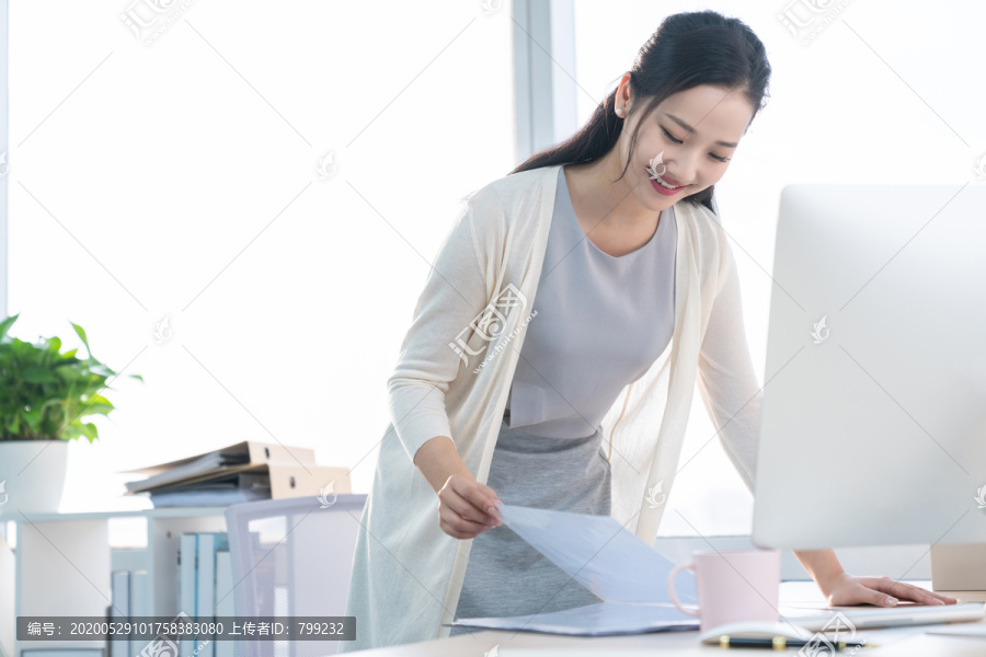年轻女子休闲办公