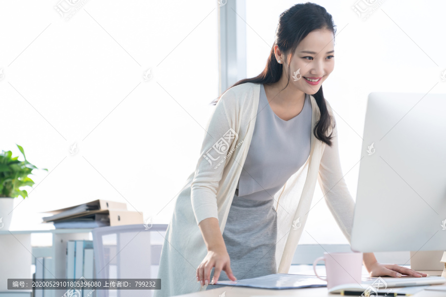 年轻女子休闲办公
