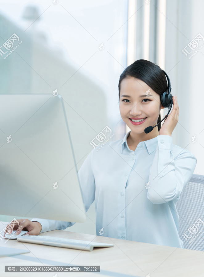 年轻的客服代表