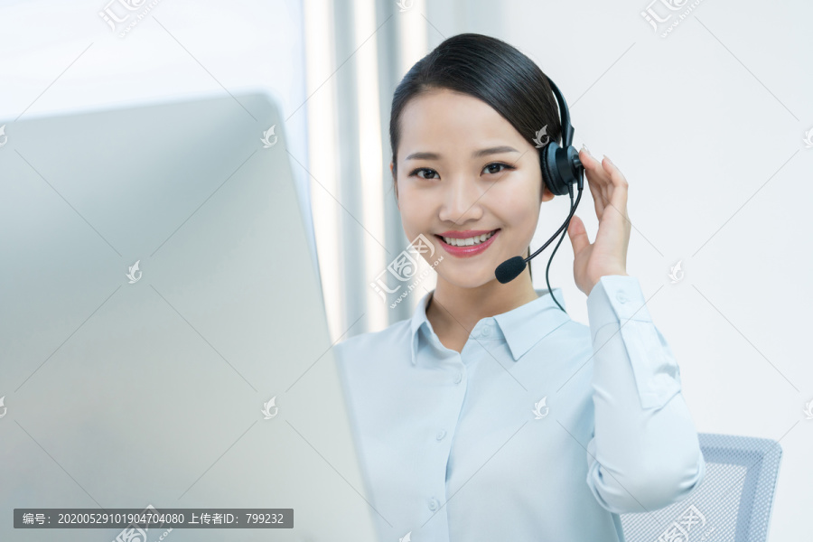 年轻的客服代表