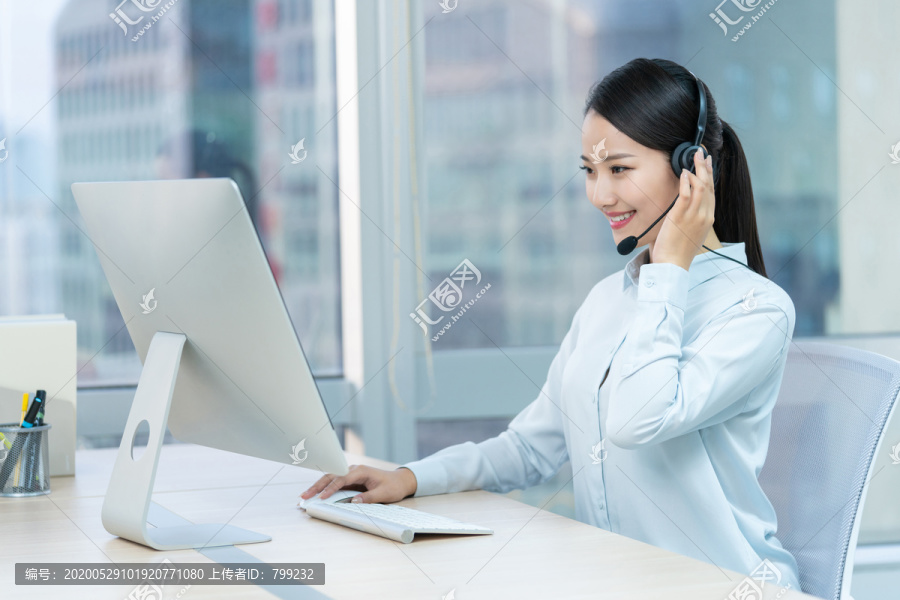 年轻的客服代表