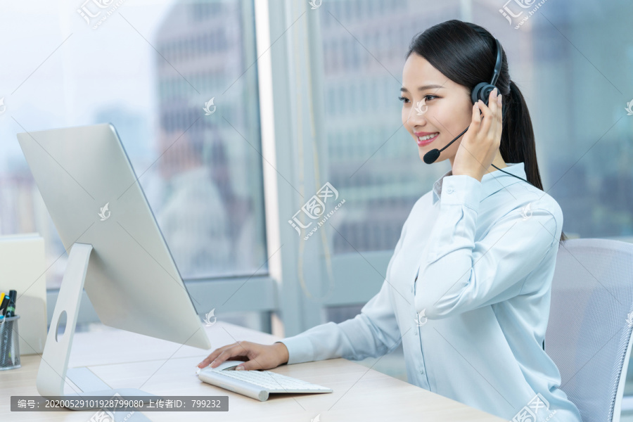 年轻的客服代表