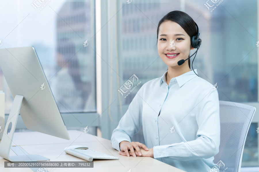 年轻的客服代表