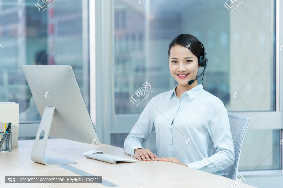年轻的客服代表