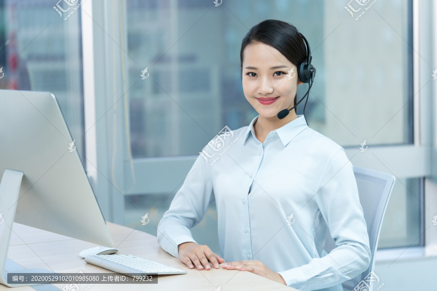 年轻的客服代表