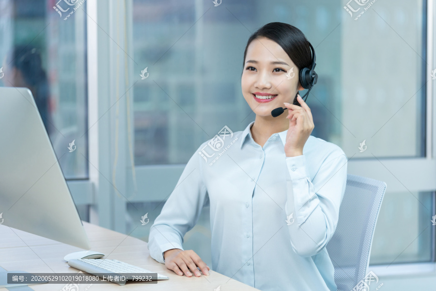 年轻的客服代表