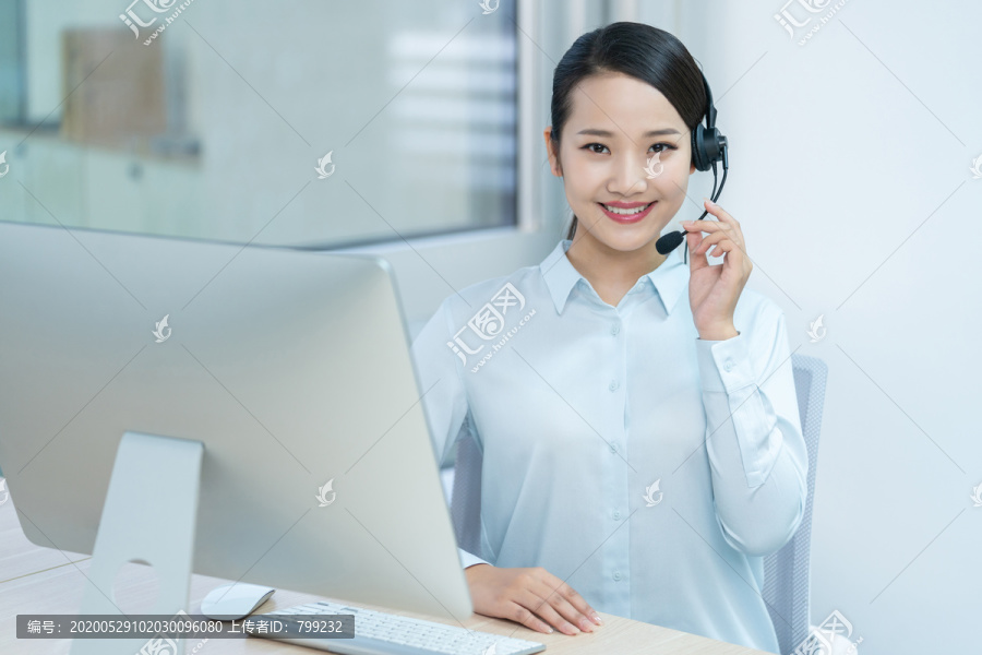 年轻的客服代表