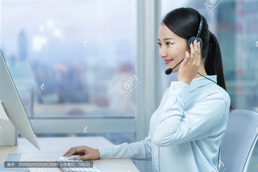 年轻的客服代表
