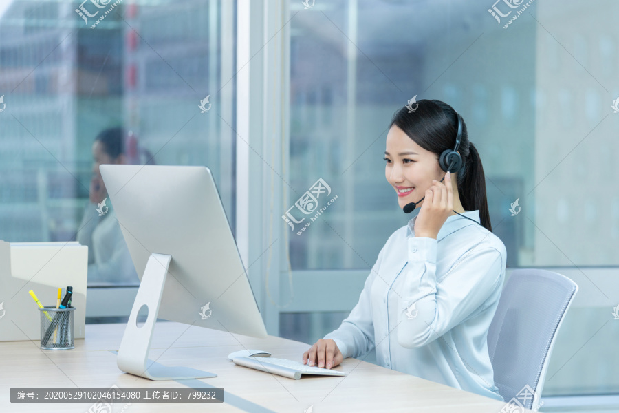 年轻的客服代表