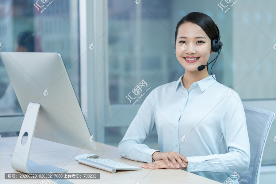 年轻的客服代表