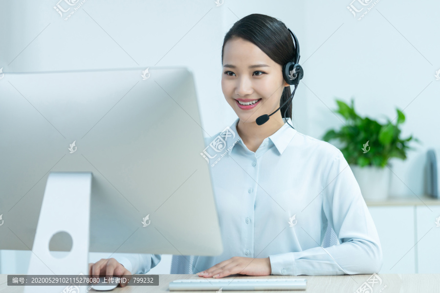 年轻的客服代表
