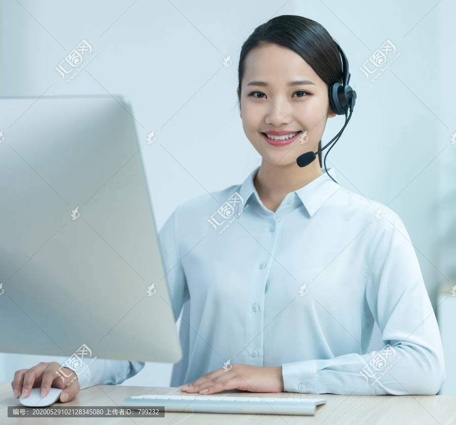年轻的客服代表