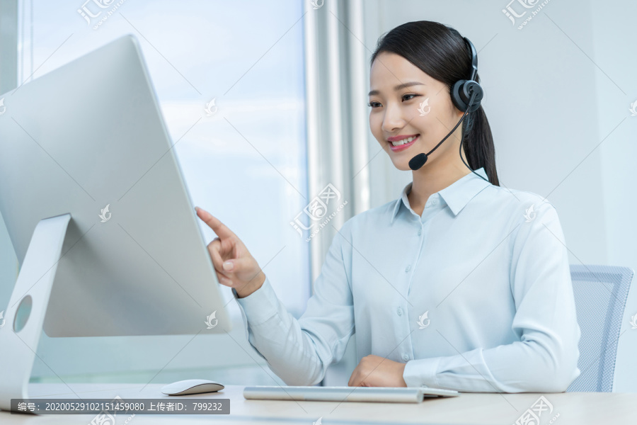 年轻的客服代表