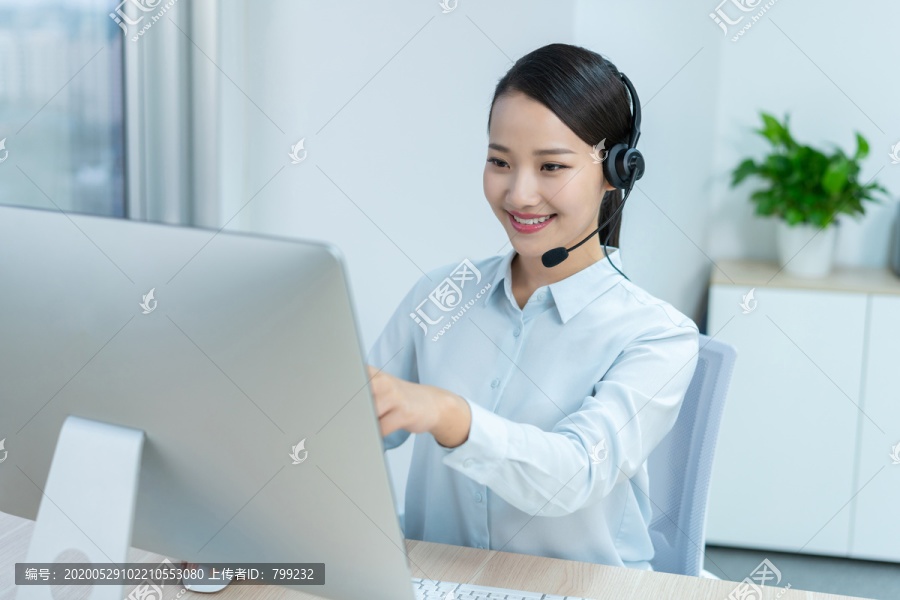 年轻的客服代表