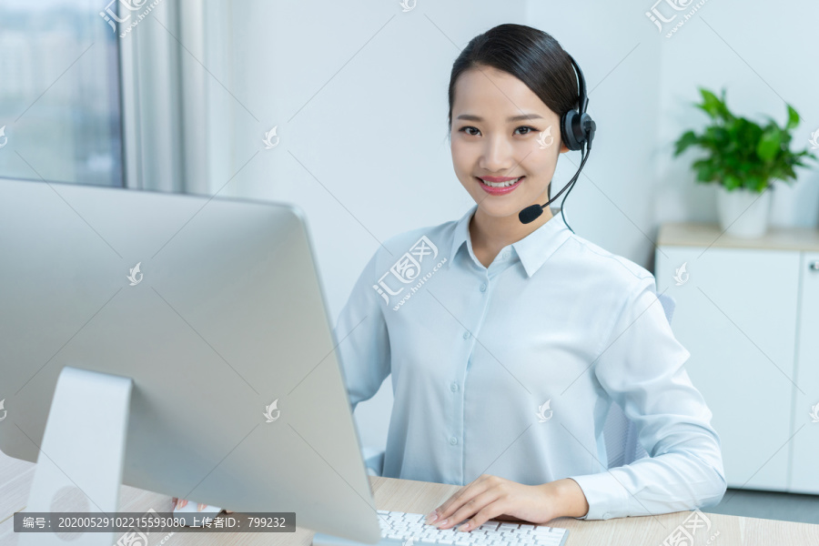 年轻的客服代表