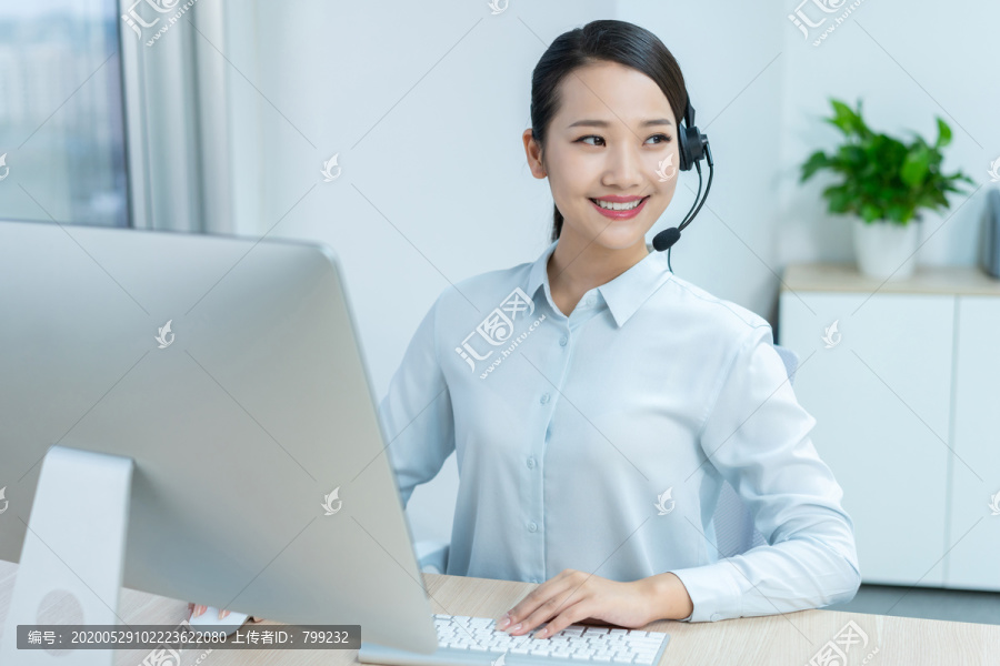 年轻的客服代表