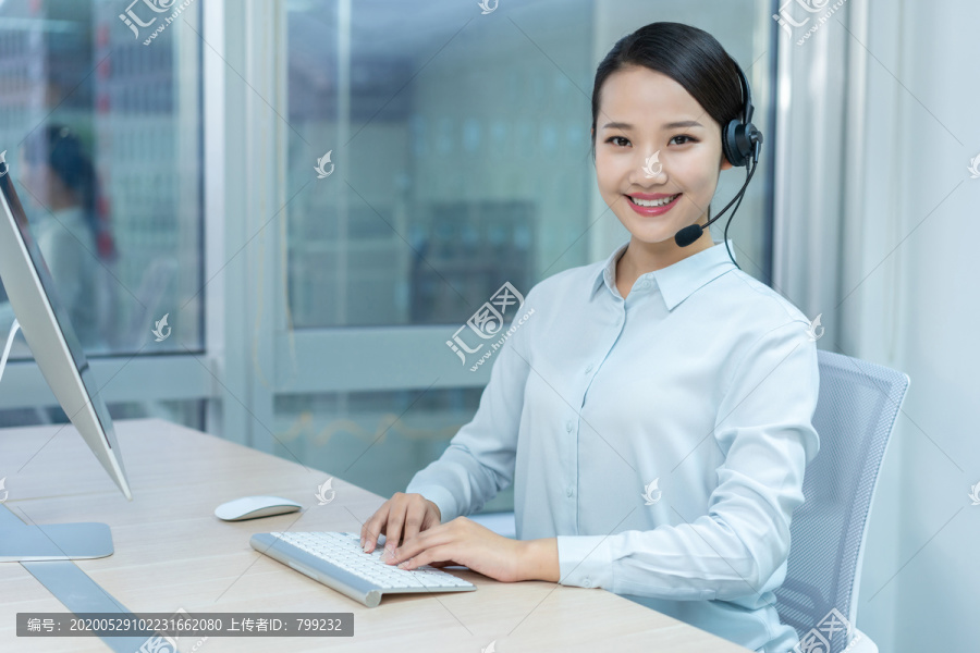 年轻的客服代表