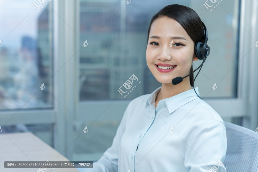 年轻的客服代表
