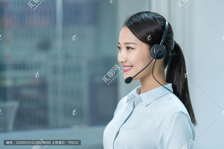 年轻的客服代表
