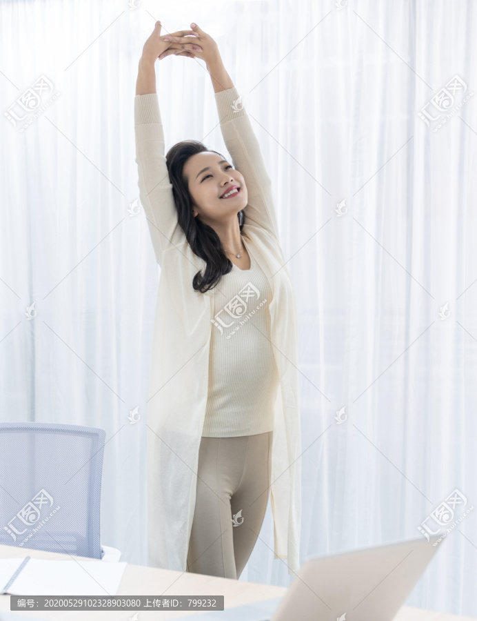 年轻女子在办公室休息