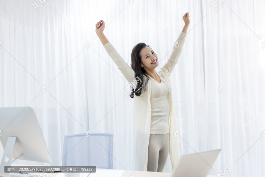 年轻女子在办公室休息