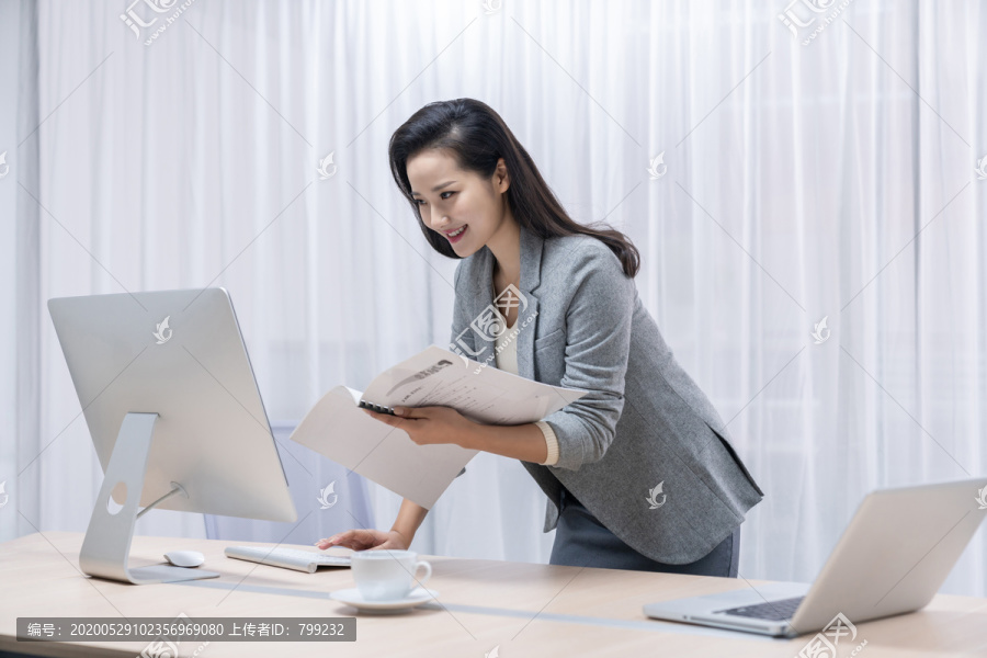 商务女士在办公室工作
