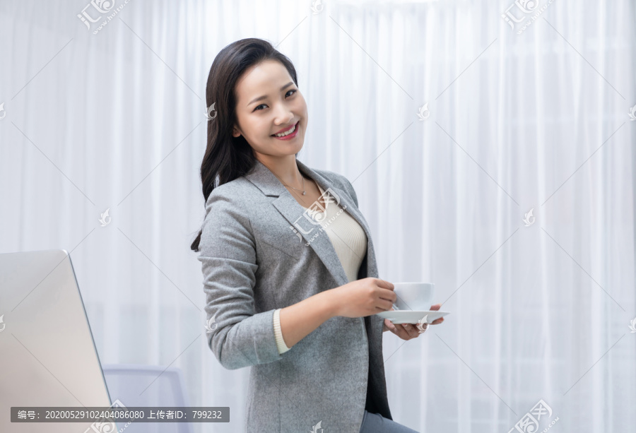 商务女士喝咖啡