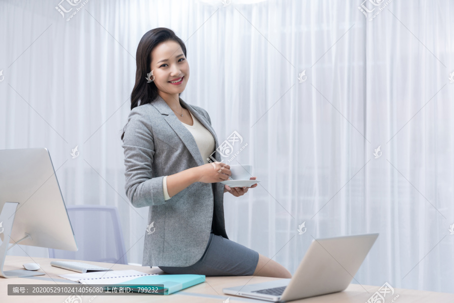商务女士喝咖啡