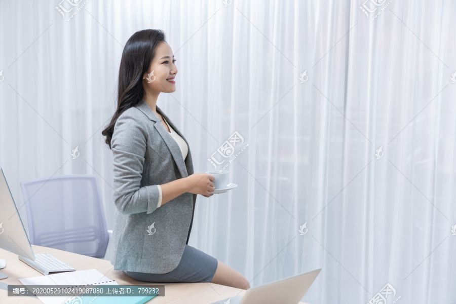 商务女士喝咖啡