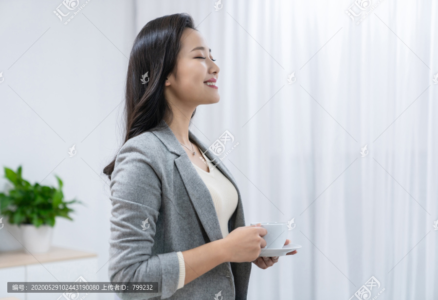 商务女士喝咖啡