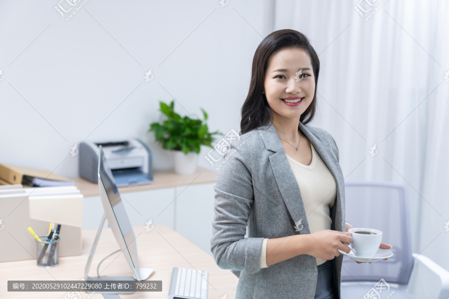 商务女士喝咖啡