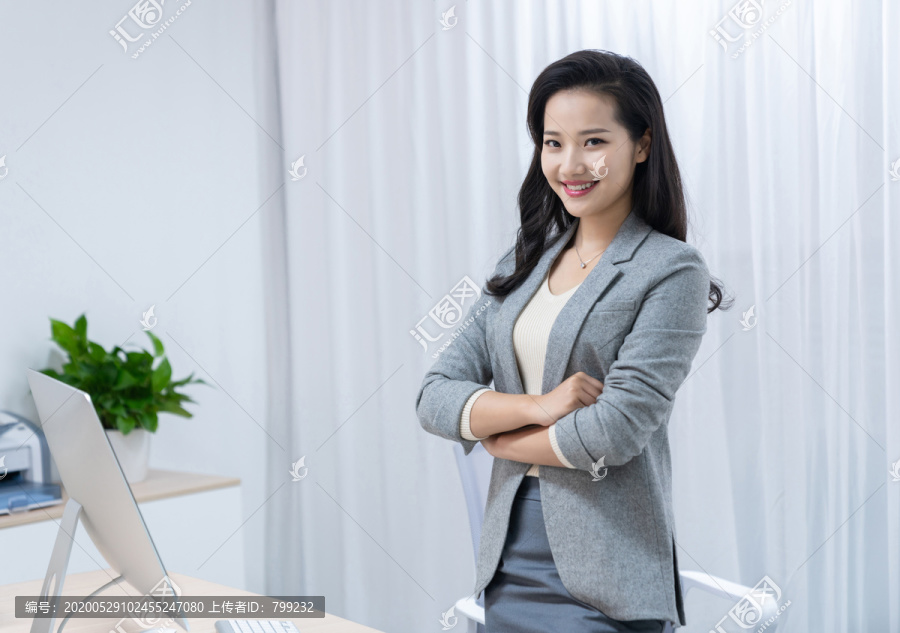 商务女士在办公室工作