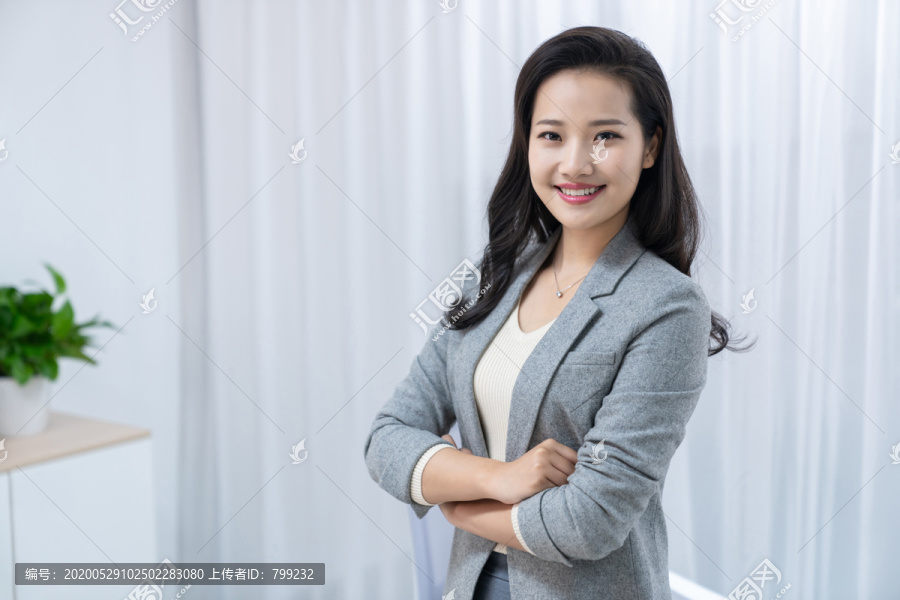 商务女士在办公室工作