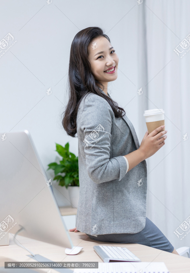 商务女士轻松办公