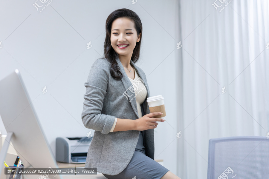 商务女士轻松办公